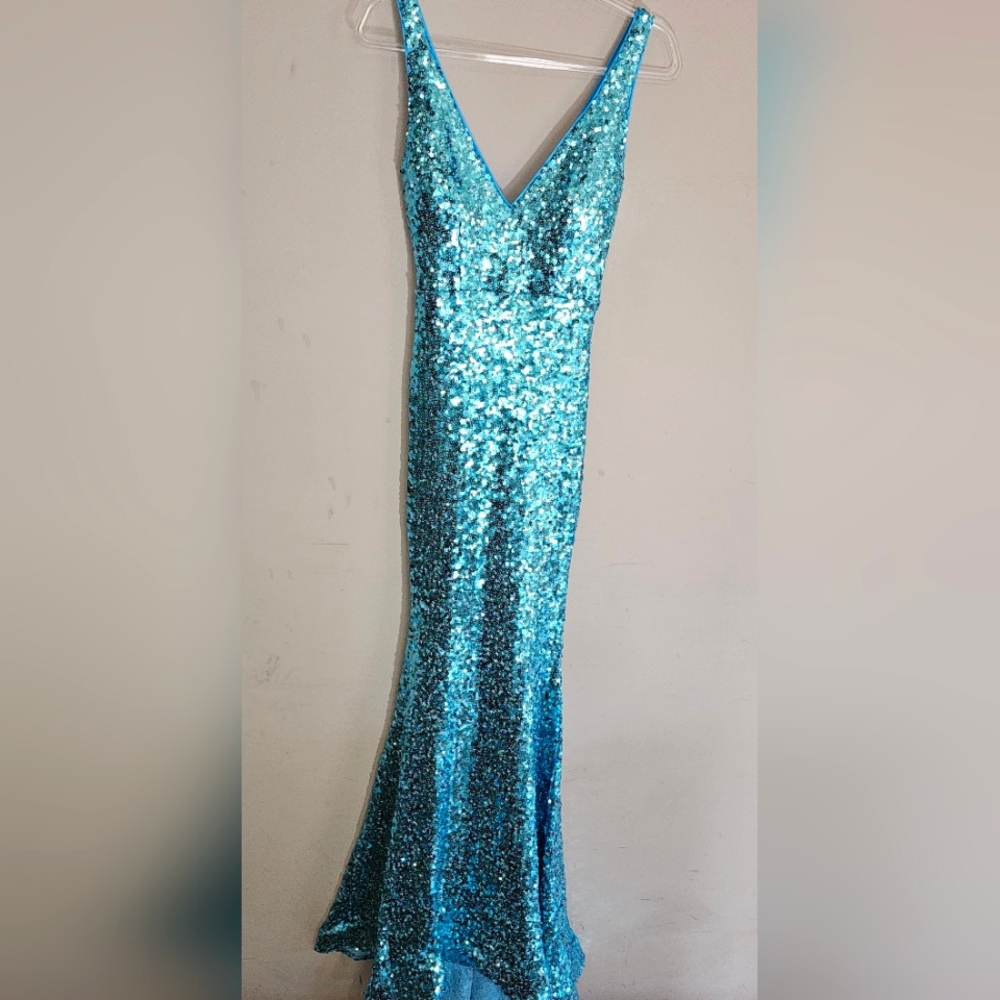 NWT Size 2/XS ICY AQUA BLUE FULL SEQUIN DRESS WITH SMALL TRAIN
